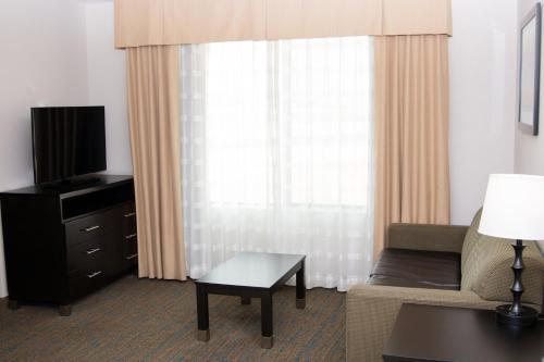 Holiday Inn Express & Suites Bakersfield Airport, an IHG Hotel