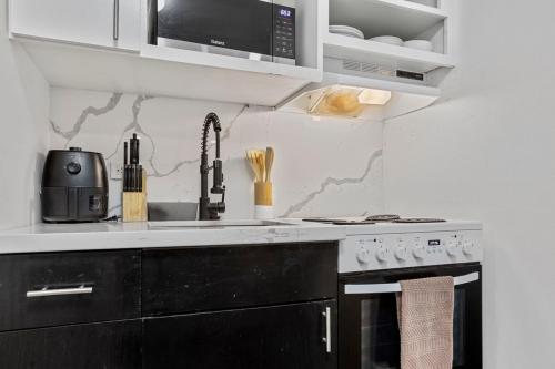 HTX Retreat: Sleeps 8, Wi-Fi, Parking, Free Gym in Houston, USA