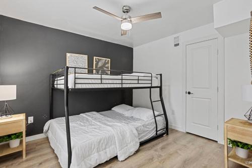 HTX Retreat: Sleeps 8, Wi-Fi, Parking, Free Gym in Houston, USA