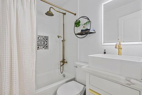 HTX Retreat: Sleeps 8, Wi-Fi, Parking, Free Gym in Houston, USA