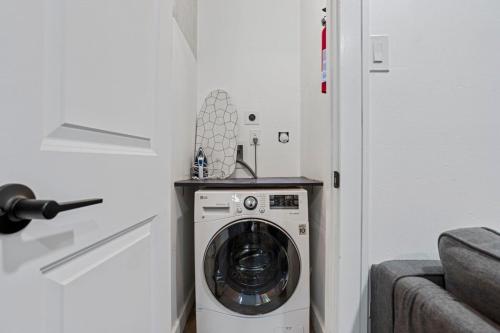 HTX Retreat: Sleeps 8, Wi-Fi, Parking, Free Gym in Houston, USA