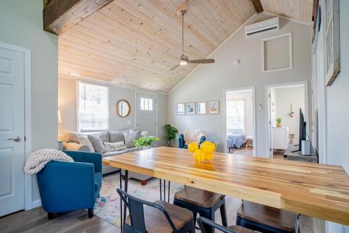 Renovated Retreat Home in Huron walking distance to beach Renovated Retreat Home in Huron walking distance to beach