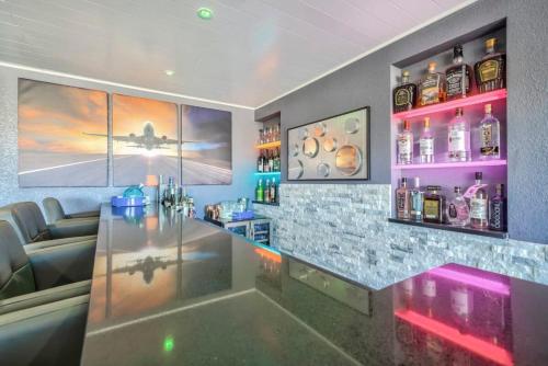 2BD Luxury Condo Cocktail Lounge Beautiful Views in Colorado Springs, USA
