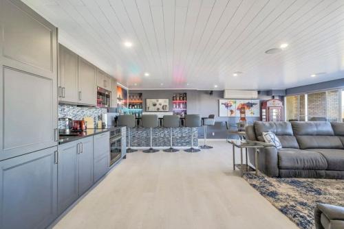 2BD Luxury Condo Cocktail Lounge Beautiful Views in Colorado Springs, USA