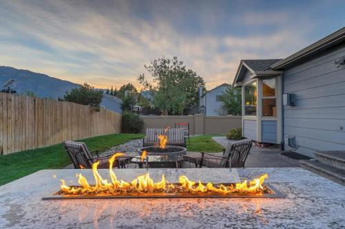 Mountainside View Firepit & Hot Tub in Colorado Springs, USA