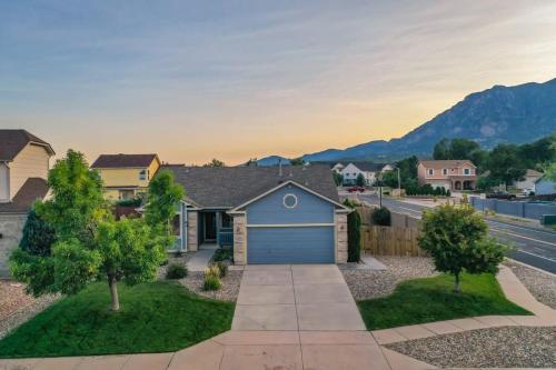 Mountainside View Firepit & Hot Tub in Colorado Springs, USA