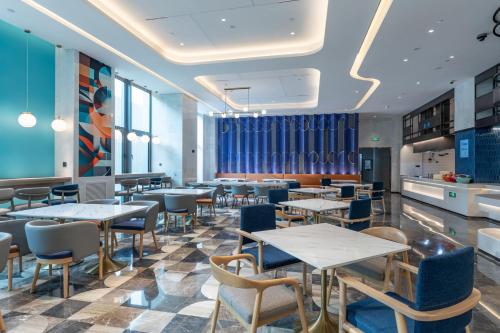 Restaurant, Holiday Inn Express Shanghai Changfeng Park By IHG near Lin Ji XiaoGuan (RenMin Plaza)
