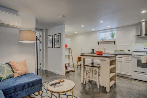 1BD Dog-Friendly Downtown - Urban Neighborhood in Colorado Springs, USA