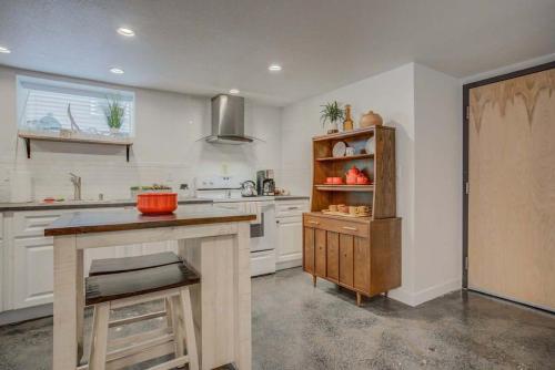 1BD Dog-Friendly Downtown - Urban Neighborhood in Colorado Springs, USA