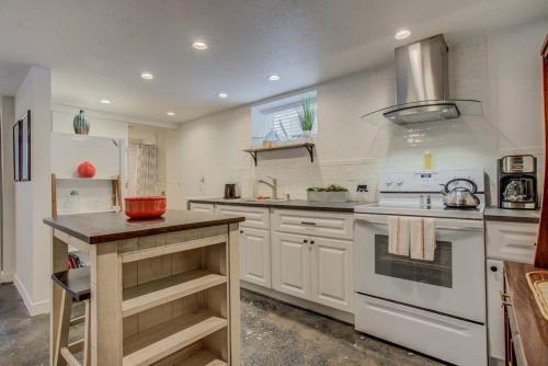 1BD Dog-Friendly Downtown - Urban Neighborhood in Colorado Springs, USA