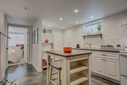 1BD Dog-Friendly Downtown - Urban Neighborhood in Colorado Springs, USA