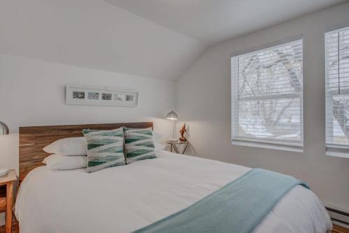 Cozy 1BR Dine Play & Sip in Urban Mtn Paradise in Colorado Springs, USA