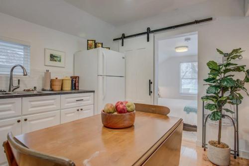 Cozy 1BR Dine Play & Sip in Urban Mtn Paradise in Colorado Springs, USA