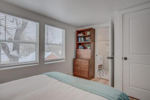 Cozy 1BR Dine Play & Sip in Urban Mtn Paradise in Colorado Springs, USA