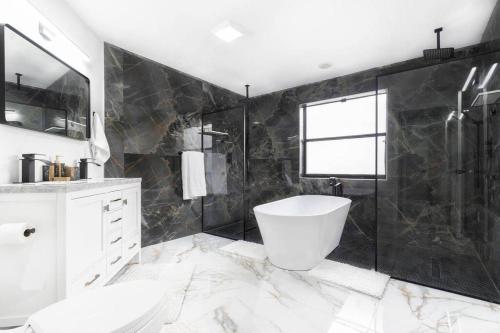 ฝักบัว, Modern Lakefront Home in เวลลิงตัน (FL)