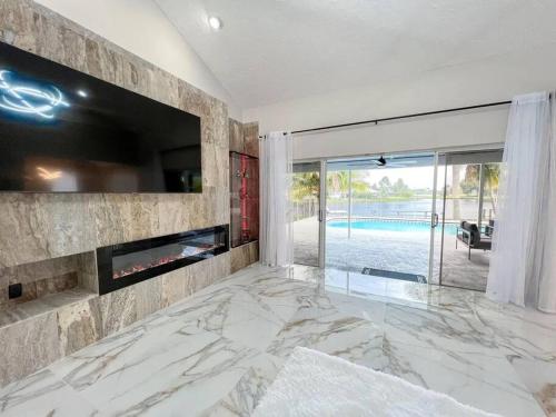 Modern Lakefront Home in เวลลิงตัน (FL)