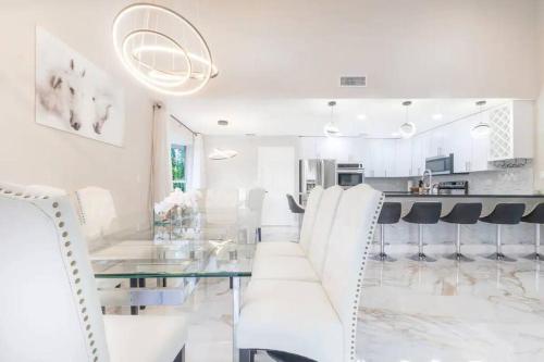 Modern Lakefront Home in เวลลิงตัน (FL)