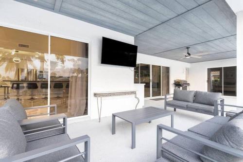 Modern Lakefront Home in เวลลิงตัน (FL)