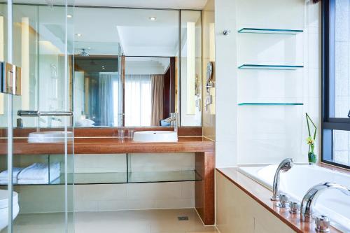 room detail thumbnail 2