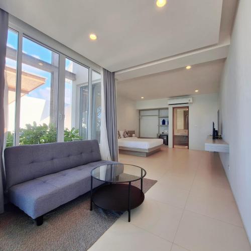 Deluxe Beachfront image 9