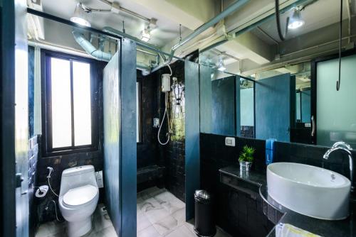 room detail thumbnail 2