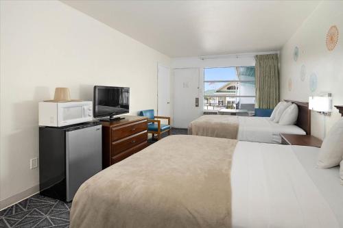 Standard Room With 2 Double Beds image 9