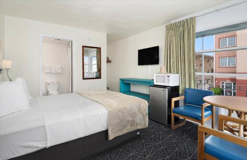 Queen Room With Partial Ocean View image 4