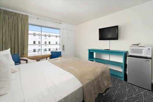 Standard Room With 2 Double Beds image 8