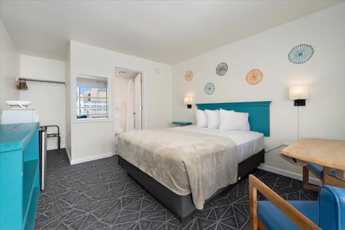 Queen Room With Partial Ocean View image 3
