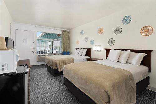 Standard Room With 2 Double Beds image 7