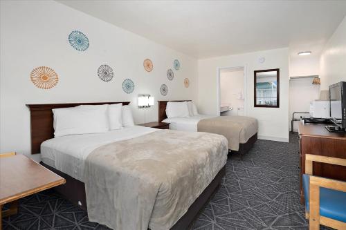 Standard Room With 2 Double Beds image 6