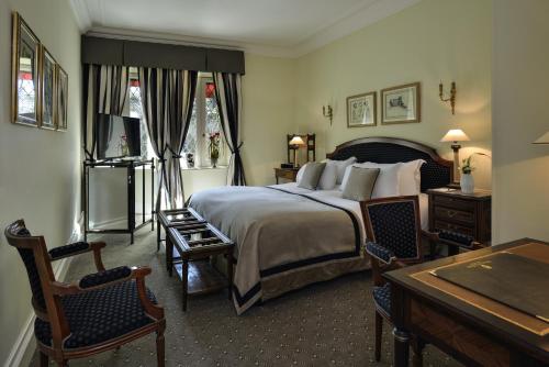 Classic King Room with Street View