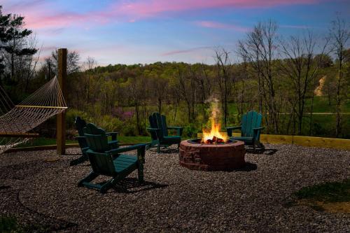 Spacious Cabin Near Hocking Hills and Caves with Hot Tub and Firepit thumb 2