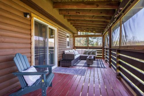 Spacious Cabin Near Hocking Hills and Caves with Hot Tub and Firepit thumb 3