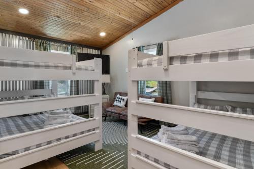 Spacious Cabin Near Hocking Hills and Caves with Hot Tub and Firepit detail