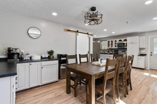 Spacious Cabin Near Hocking Hills and Caves with Hot Tub and Firepit detail