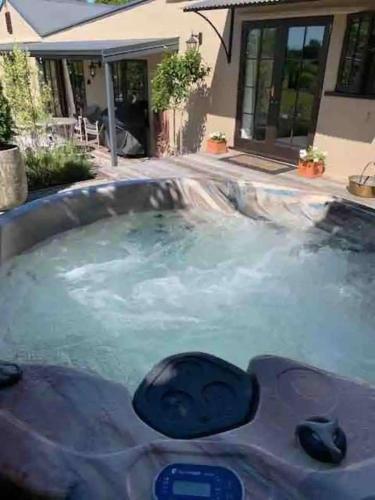 Hot tub, Willow Cottage Retreat in Brightwater