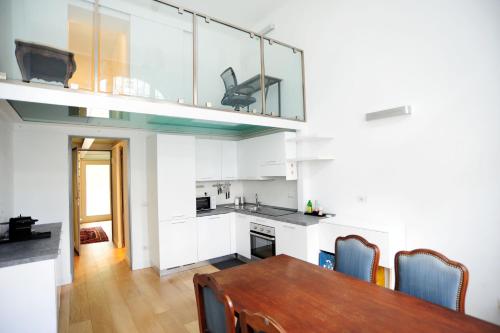 Giovio Duplex, Milán