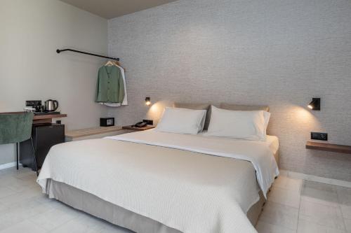 1 queen bed, 1 sofa bed