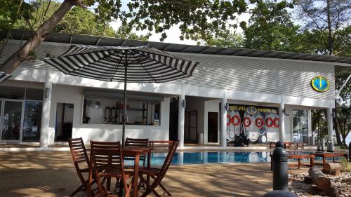 Swimming pool, Mamutik Island Resort in Mamutik Island