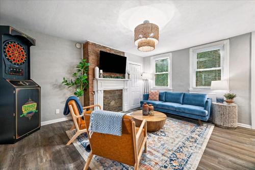 Cozy Southside Pitt home w/ Pool Table +Yard thumb 2