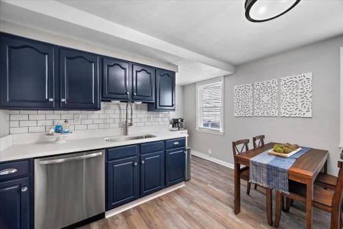 Cozy Southside Pitt home w/ Pool Table +Yard detail