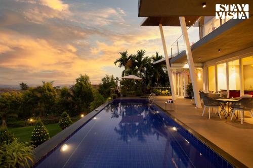 StayVista's Del Lago Farms - Lakeview Villa with Infinity Pool, Projector & Indoor-Outdoor Games - Nashik