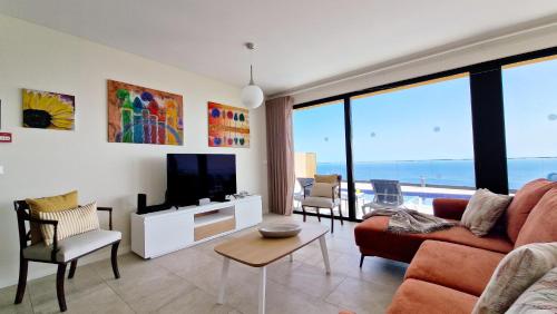 Eden Sun - A Modern Luxury Villa with a Panoramic View 2