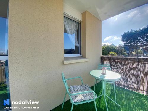 Studio with Balcony image 2