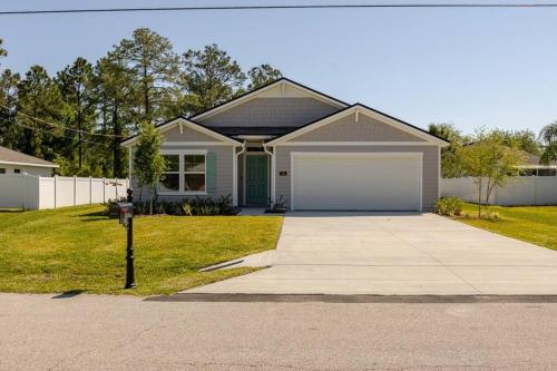 Beautiful New 4-BR Home Near all Major Attractions in Palm Coast, USA