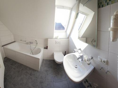 Hotel Hirsch Gunzburg - 화장실
