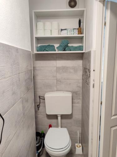 Banheiro, Cozy Studio Apartment in Arad City Center in Centru
