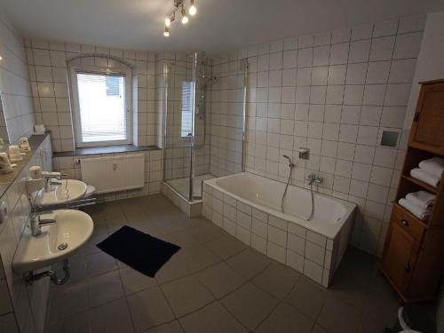 Hotel Hirsch Gunzburg - 샤워실