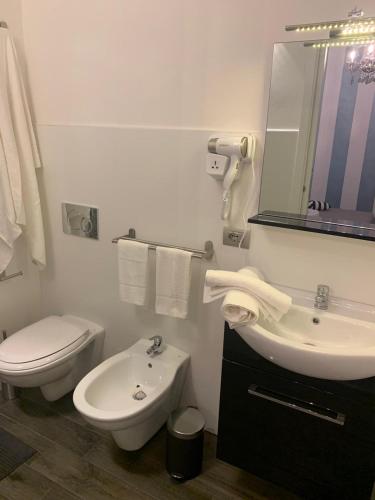 Double Room image 6
